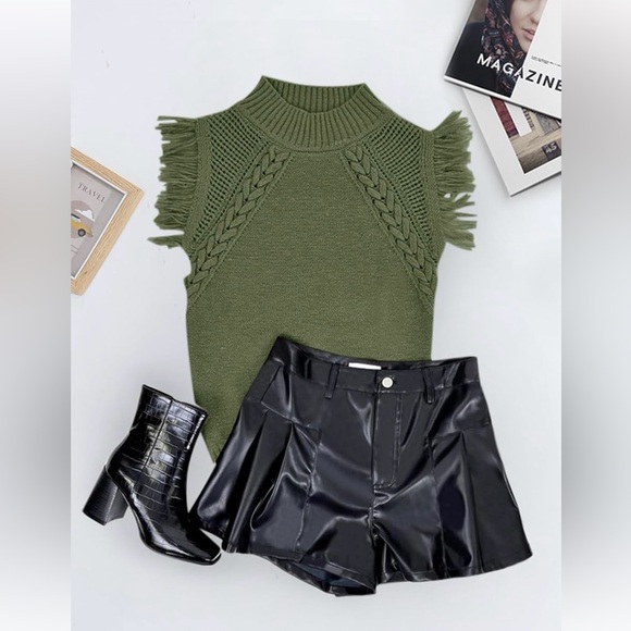 🆕Sleeveless Knit Top with Fringe - Picture 2 of 3